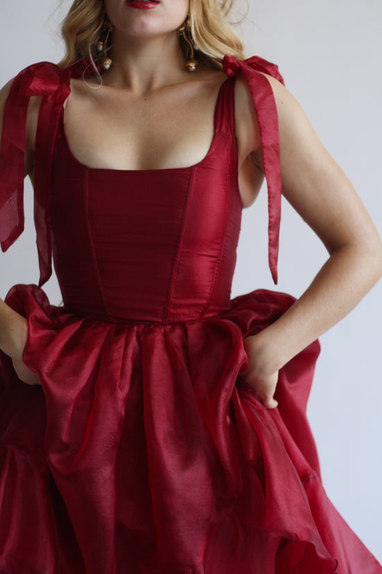 La robe Delilah en rouge cerise