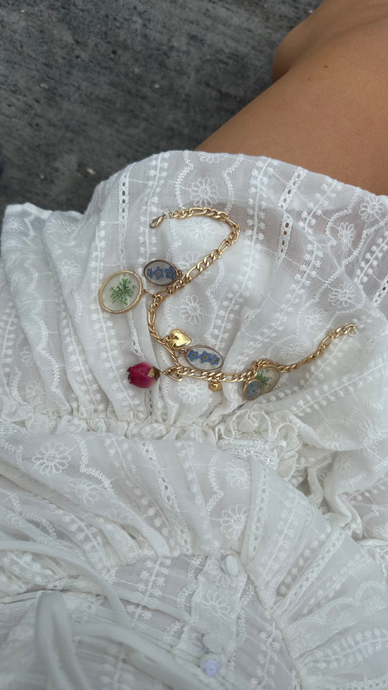 Le collier à breloques du pré des myosotis