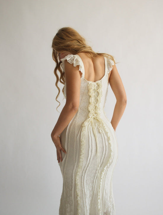 La Robe Désirée en Lily Lace